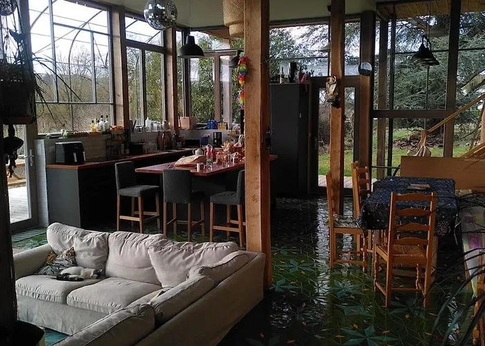 Unusual House Sleeps 12 Villa